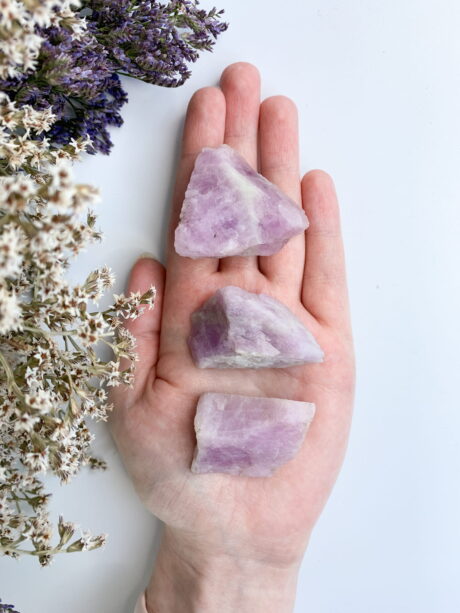 Kunzyt - surowa bryłka