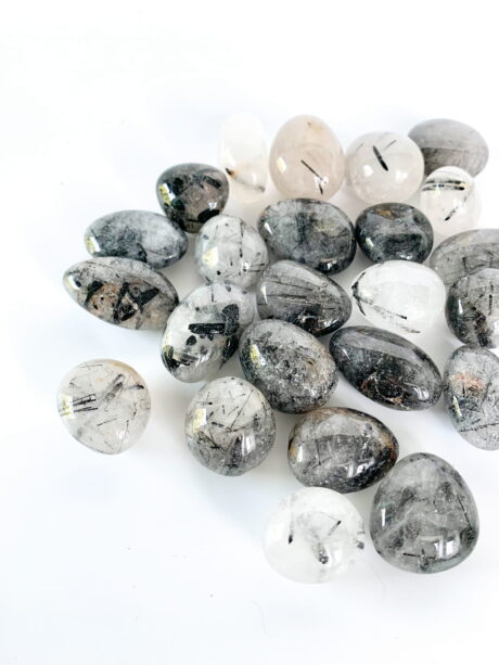 Kwarc z turmalinem - otoczak