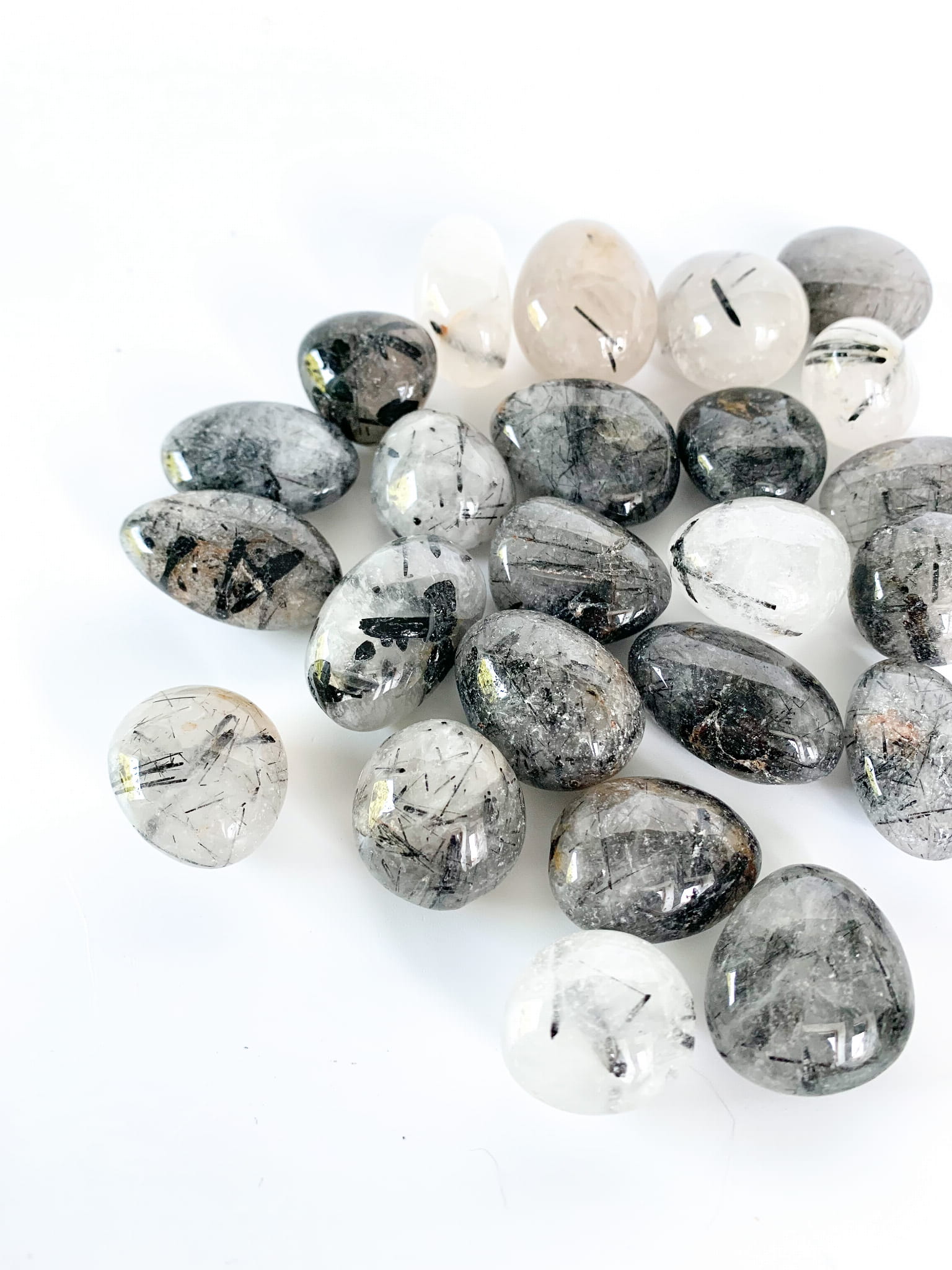 Kwarc z turmalinem - otoczak