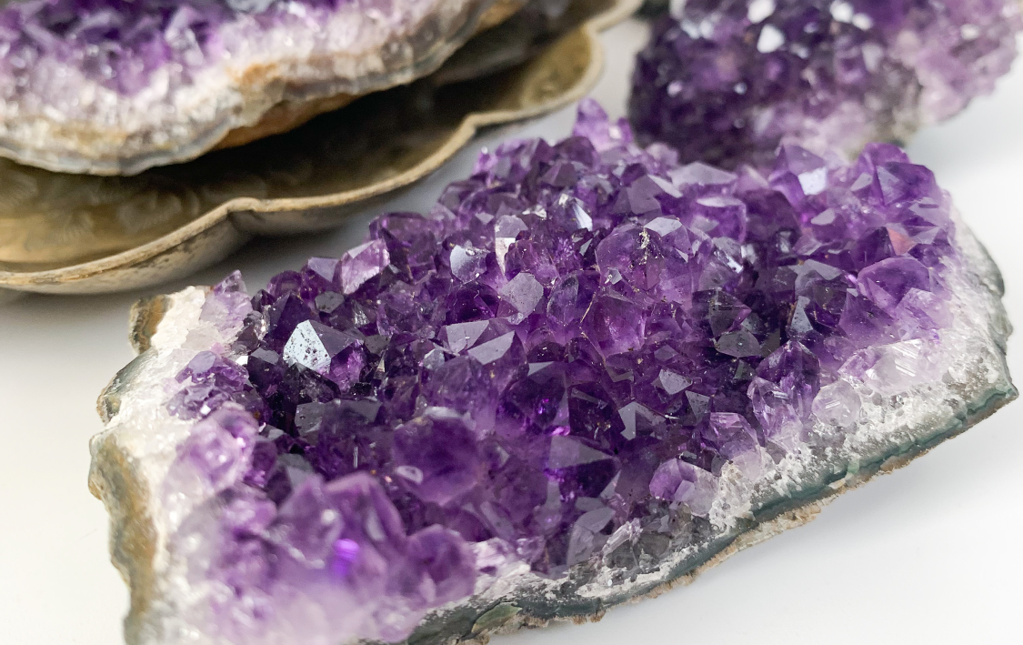 Ametyst – więcej niż tylko fiolet. Przewodnik po światowych złożach i nietypowych odmianach